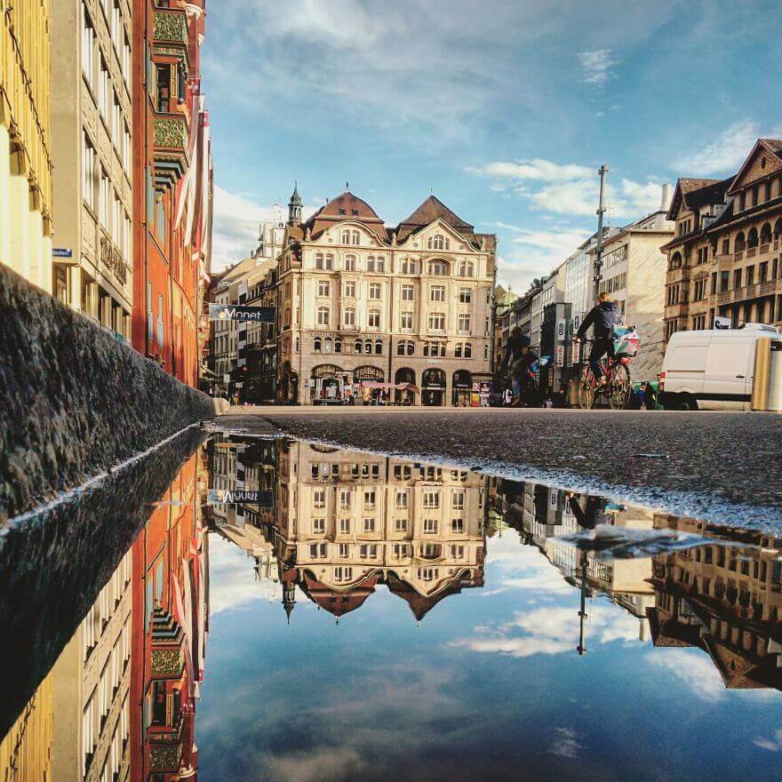 города в отражении лужи, Базель, Швейцария