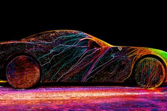 Как показать скорость при помощи искусства и ультрафиолетовой краски?