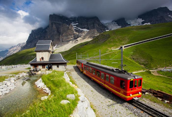 Железная дорога в швейцарском высокогорье. Транспортная артерия в облаках