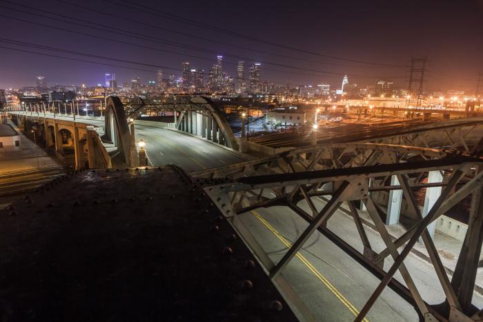 Фотографии ночного Лос-Анджелеса c пустынными улицами и дорогами