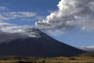 Опасная жизнь у подножия действующего вулкана Котопахи в Эквадоре