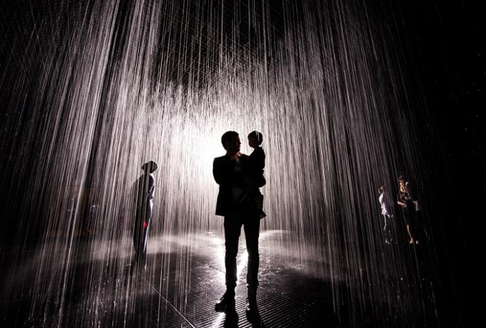 Дождевая комната в которой невозможно промокнуть на выставке в Лос-Анджелес