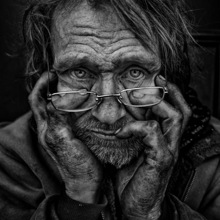 Фотограф делает портреты бездомных, став на время одним из них