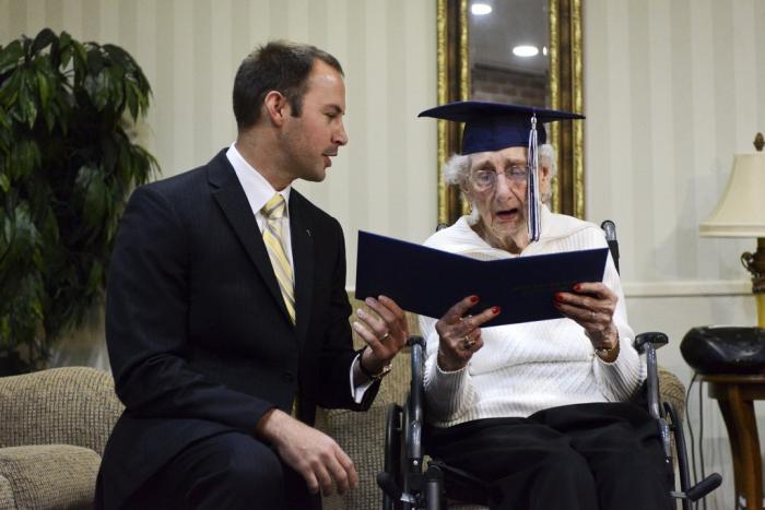 Как 97-летняя бабушка получала диплом о среднем образовании