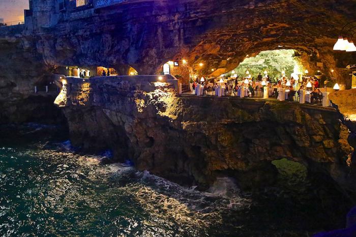 Итальянский ресторан в скале на берегу Адриатического моря