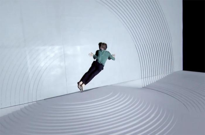 Левитация – прекрасное представление, нечто среднее между танцем и отображением проекций