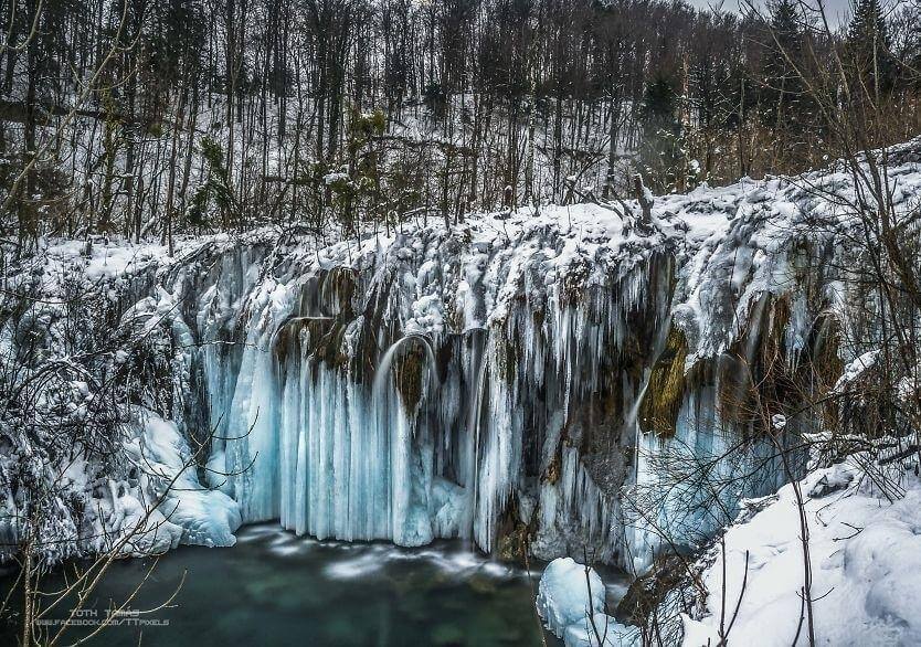 замёрзший водопад в Хорватии