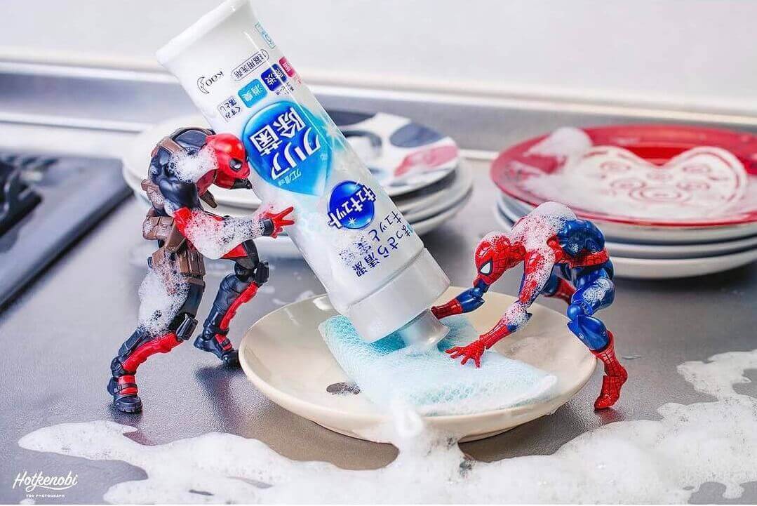супергерои моют посуду