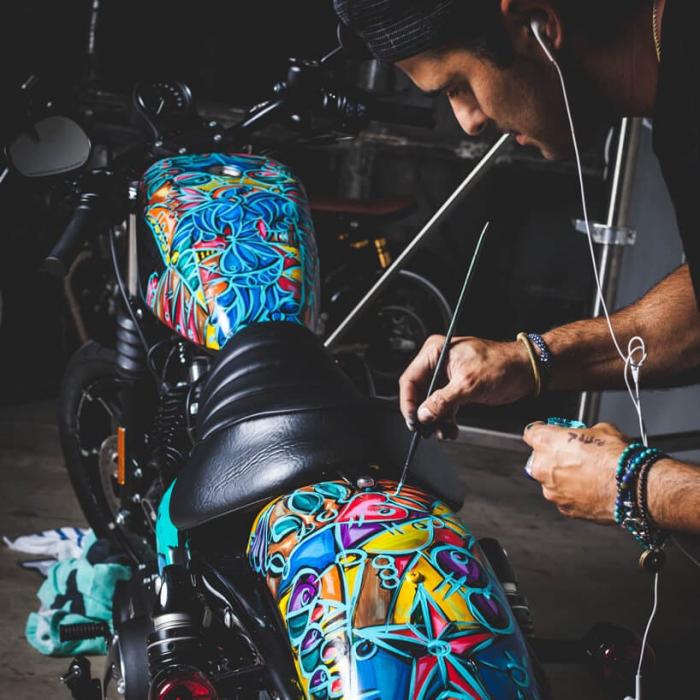 Художник Александер Михарес покрыл красочной росписью мотоцикл Harley-Davidson