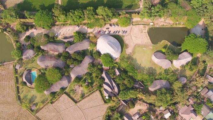 Архитекторы Chiangmai life строят бамбуковый спортивный зал в Таиланде