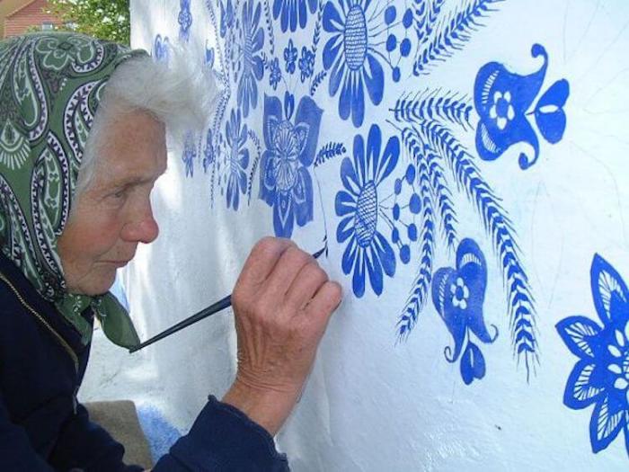 90-летняя бабушка в Чехии проводит время за разрисовыванием домов