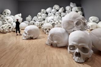 100 гигантских черепов разбросаны в огромных музейных галереях