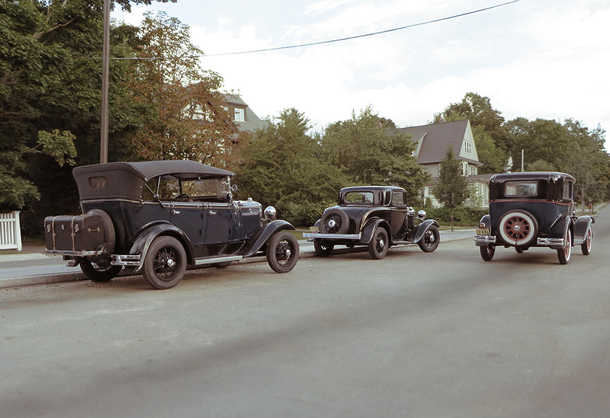 Историческое фото автомобильных моделек