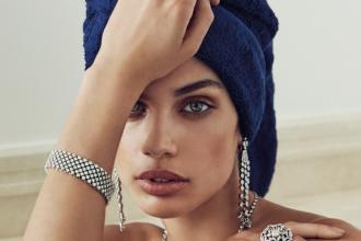 Модель Сара Сампайо в декабрьском выпуске журнала Vogue