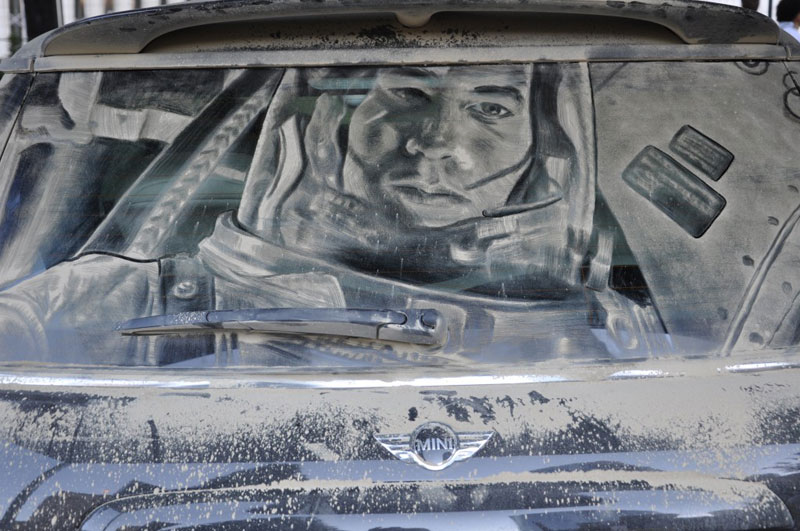 Рисунки на стекле машины грязью и песком. Фото № 12