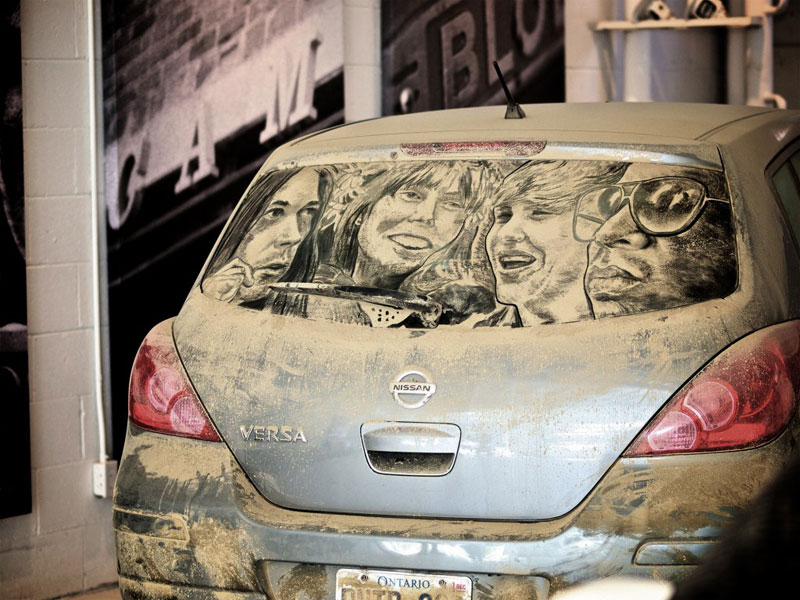 Рисунки на стекле машины грязью и песком. Фото № 13