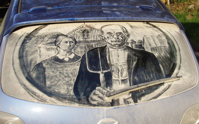 Рисунки на стекле машины грязью и песком. Фото № 15