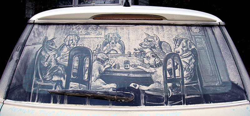Рисунки на стекле машины грязью и песком. Фото № 16