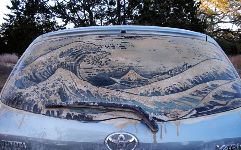 Рисунки на стекле машины грязью и песком. Фото № 2