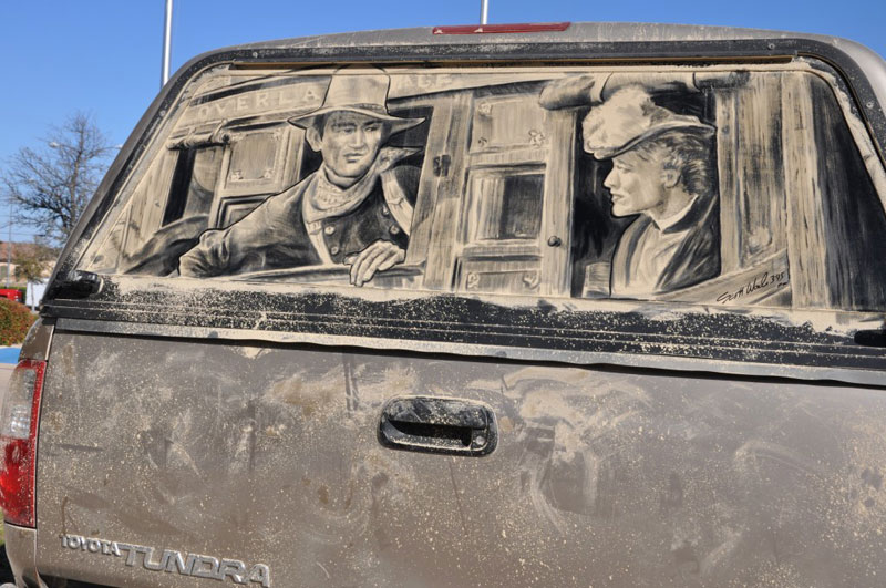 Рисунки на стекле машины грязью и песком. Фото № 3