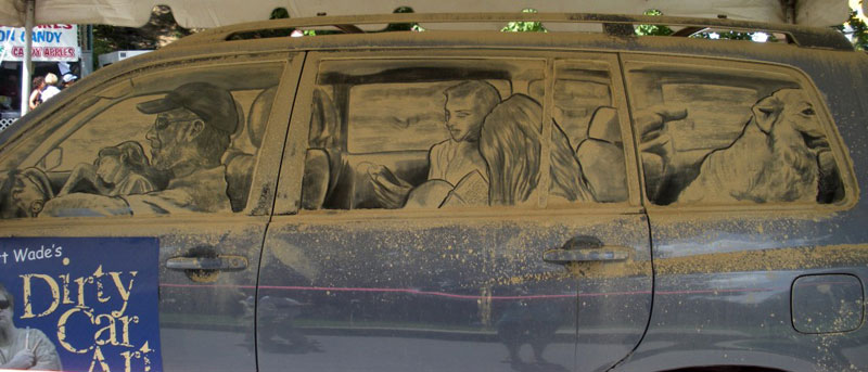 Рисунки на стекле машины грязью и песком. Фото № 4
