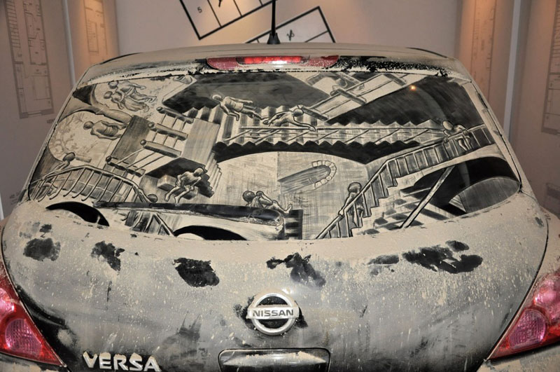 Рисунки на стекле машины грязью и песком. Фото № 5