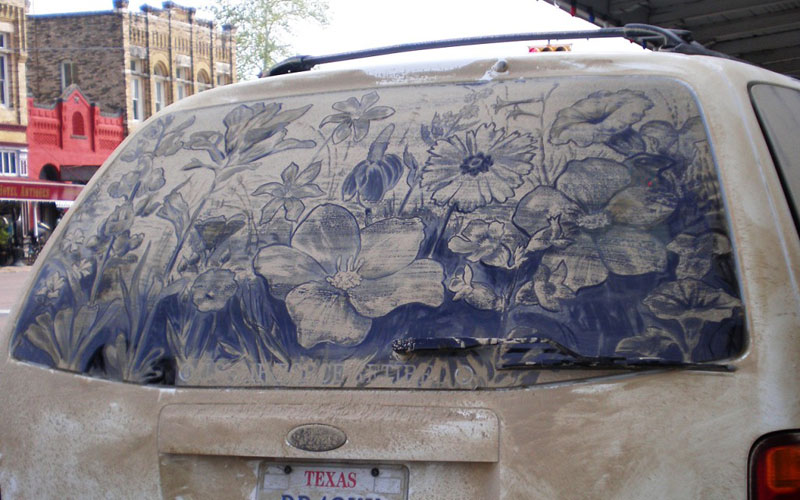 Рисунки на стекле машины грязью и песком. Фото № 7