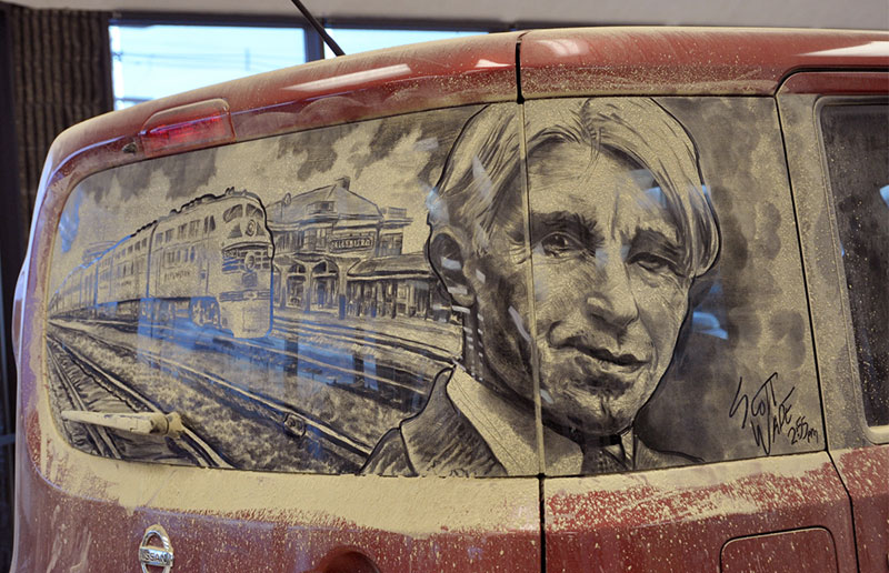 Рисунки на стекле машины грязью и песком. Фото № 8