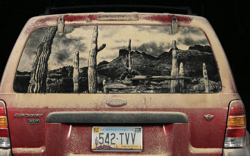 Рисунки на стекле машины грязью и песком. Фото № 9