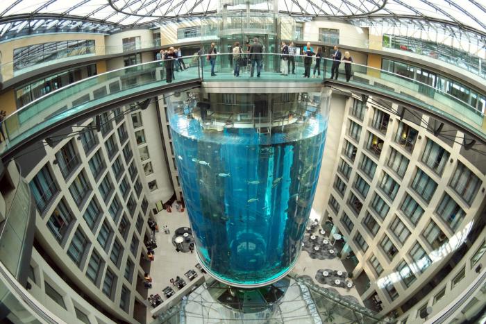 Гигантский аквариум Aquadom в Берлине