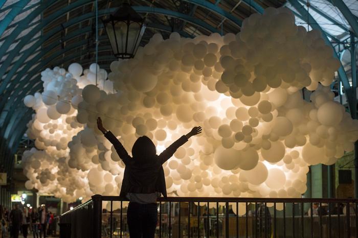 Облако из 100 000 подвешенных шаров в Ковент-Гарден