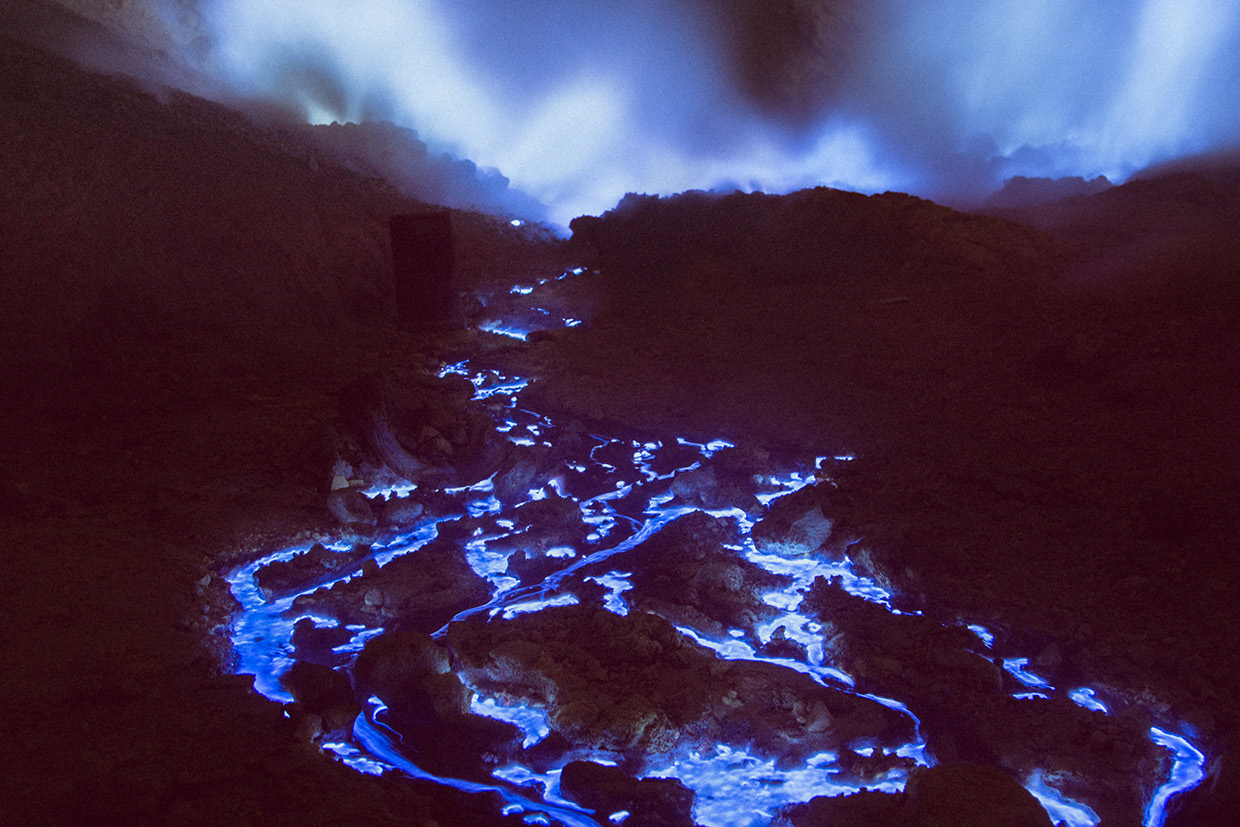 извержение кратера,сера, поток, голубой цвет. Фото № 1