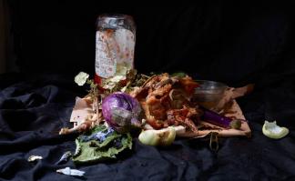 Восстановленная красота: натюрморты из отходов и гнилых продуктов со свалок