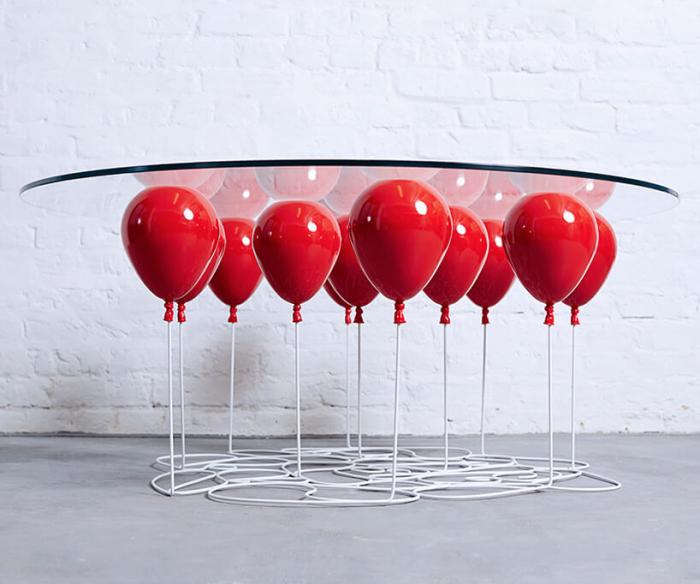 Невероятный дизайн стеклянного журнального столика созданного из воздушных шаров