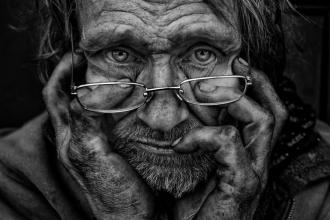 Фотограф делает портреты бездомных, став на время одним из них