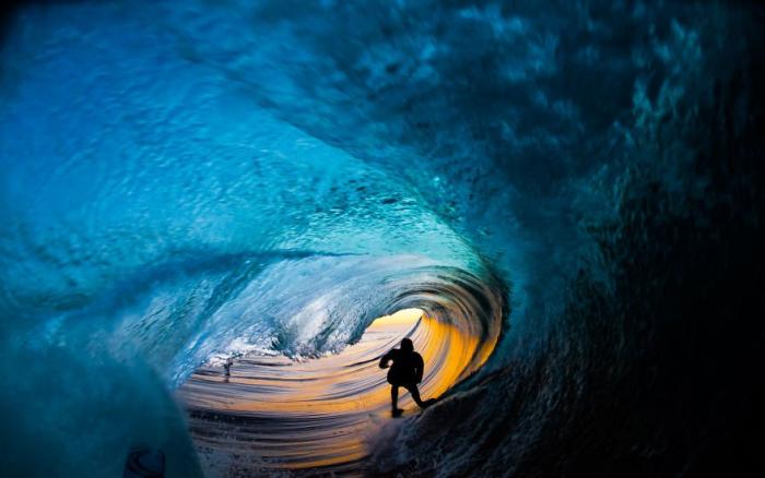 Фотографии австралийских серферов внутри гигантских волн