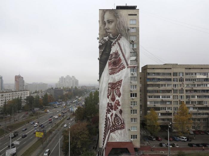 Потрясающие портреты на зданиях Киева, сделанные австралийским художником