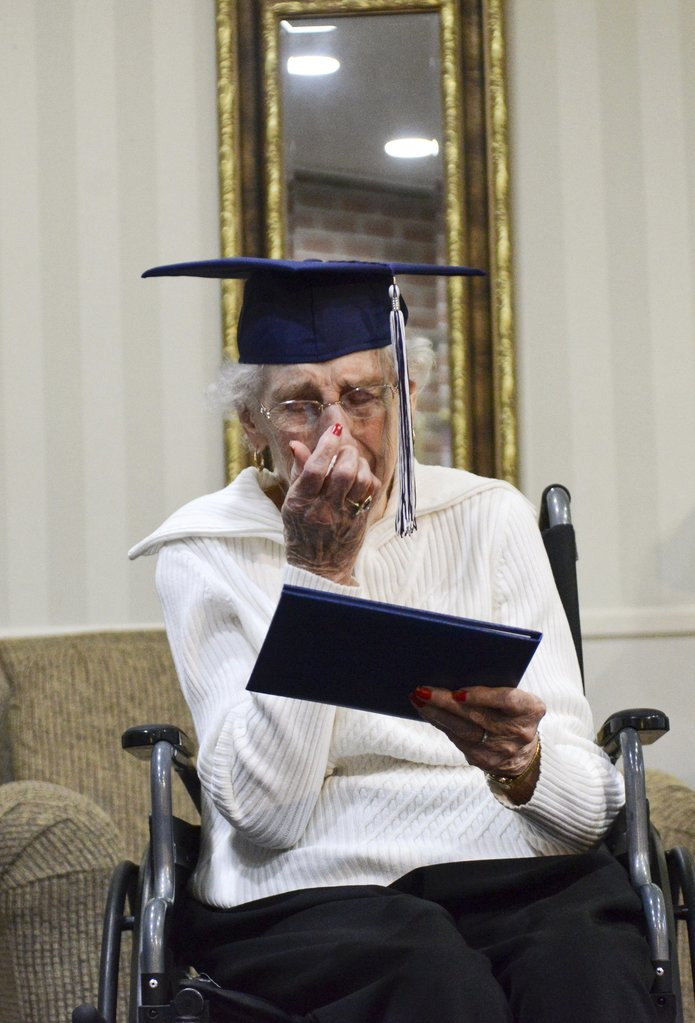 старая бабушка с дипломом, 97 лет-1
