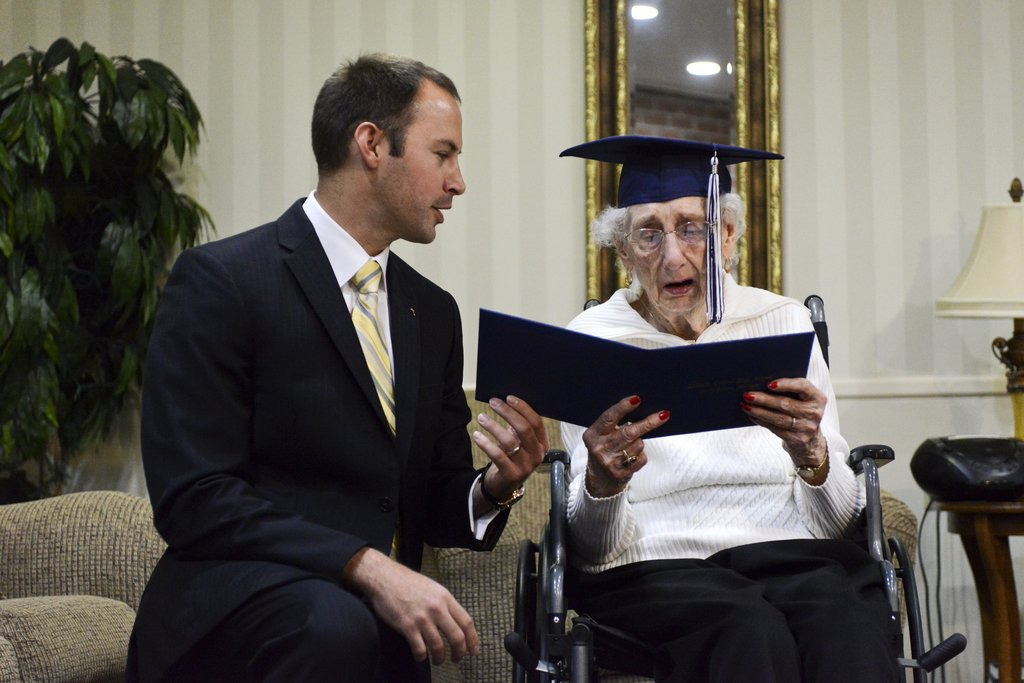 старая бабушка с дипломом, 97 лет-2