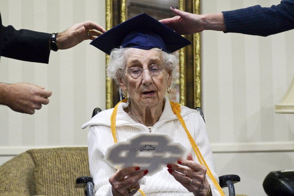 старая бабушка с дипломом, 97 лет-3