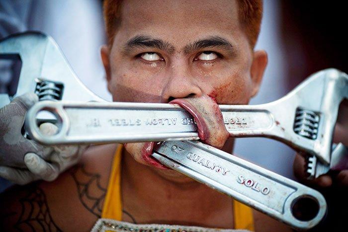 Самый кровавый религиозный праздник Таиланда