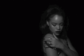 Рианна только что представила новое видео “Kiss It Better” – после просмотра зрителям определенно понадобится стакан воды