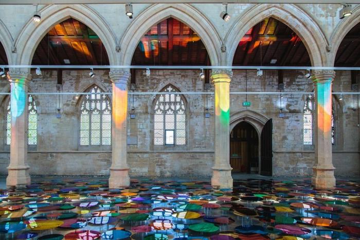 Пол старинной церкви превратился в светоотражающий бассейн из разноцветных шаров