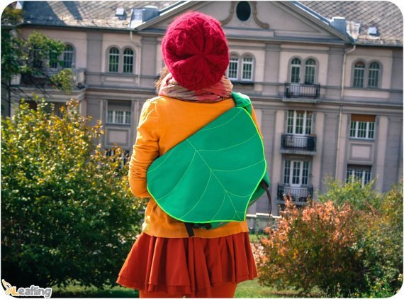 лиственные мотивы изображены на красочных сумках