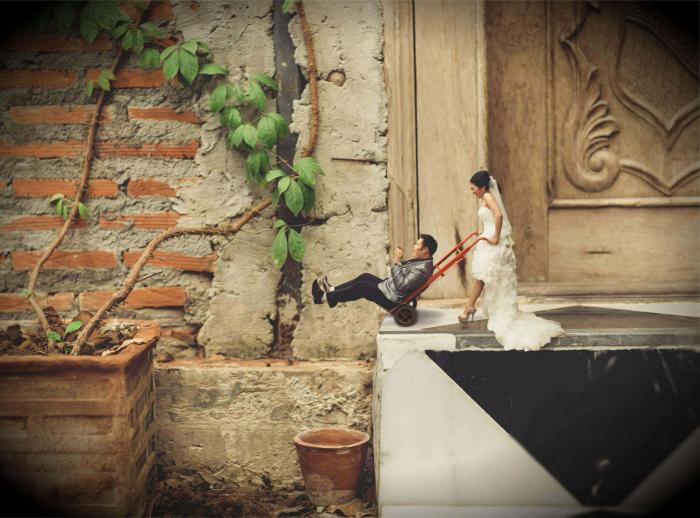 Мастер свадебной фотографии делает из влюбленных парочек крошечных людей