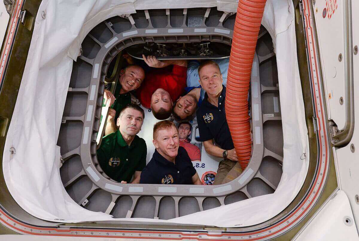 26.Шестеро членов программы «Экспедиция 47» фотографируются внутри корабля снабжения Cygnus.