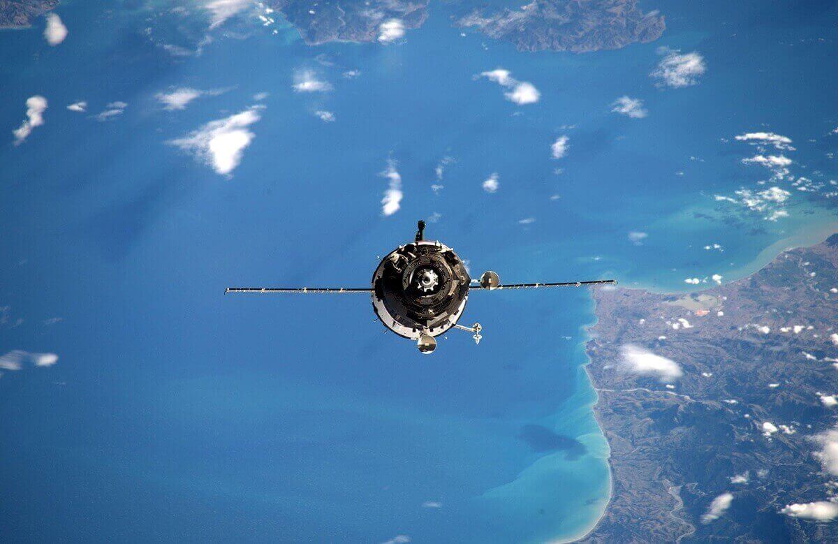 Челнок «Союз 46С» прибывает на МКС.