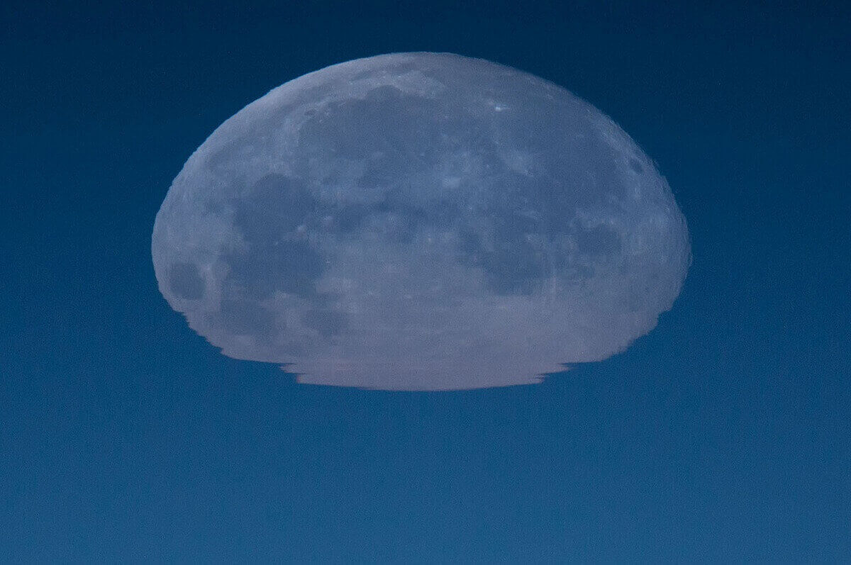 5.Снимок Луны над линией горизонта, где можно наблюдать атмосферное искажение. Заснято над Корейским полуостровом 20.05.2016.