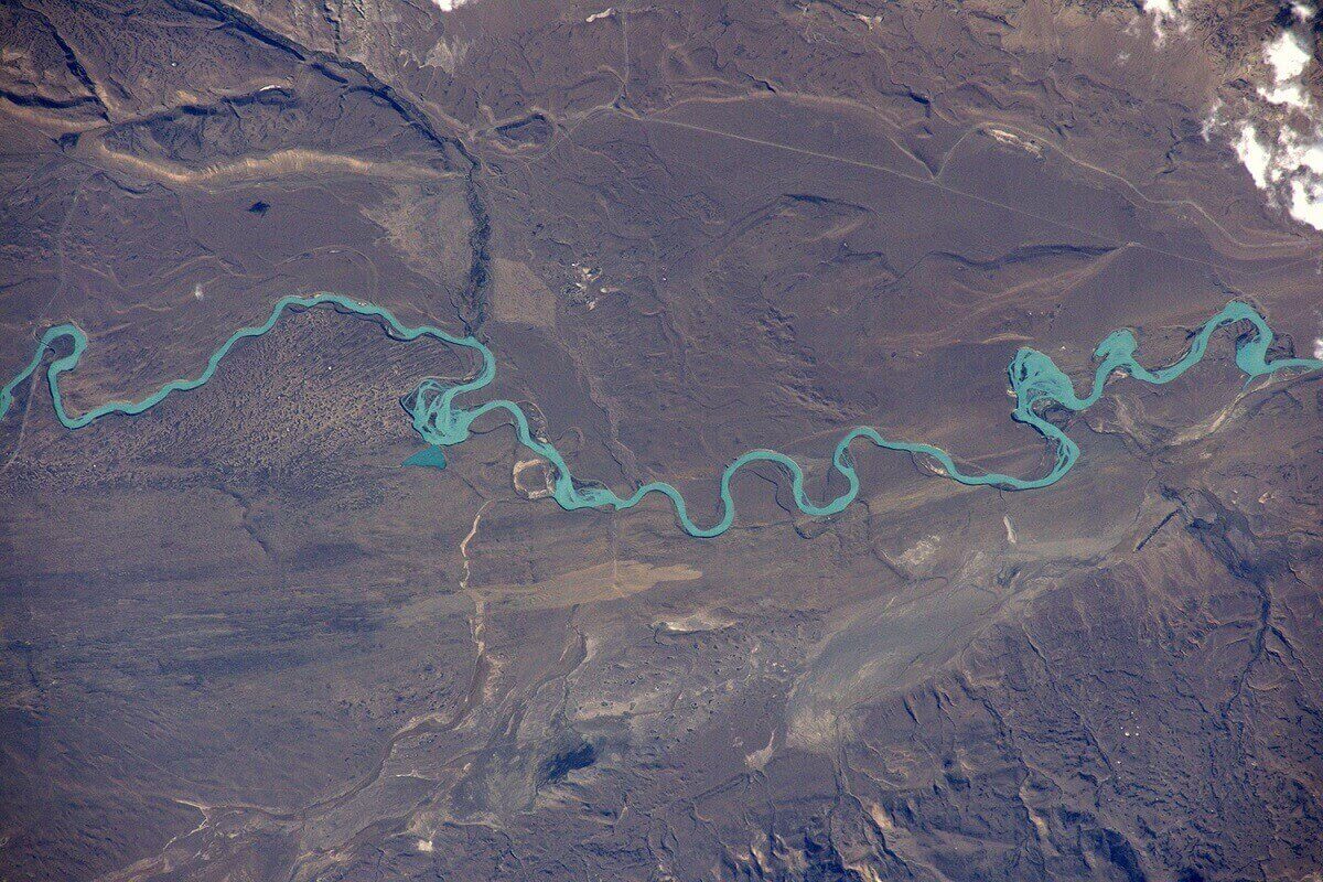 Прекрасная речка Рио-Санта-Крус берущая начало из ледяного поля Патагонии и озера Лаго-Архентино.