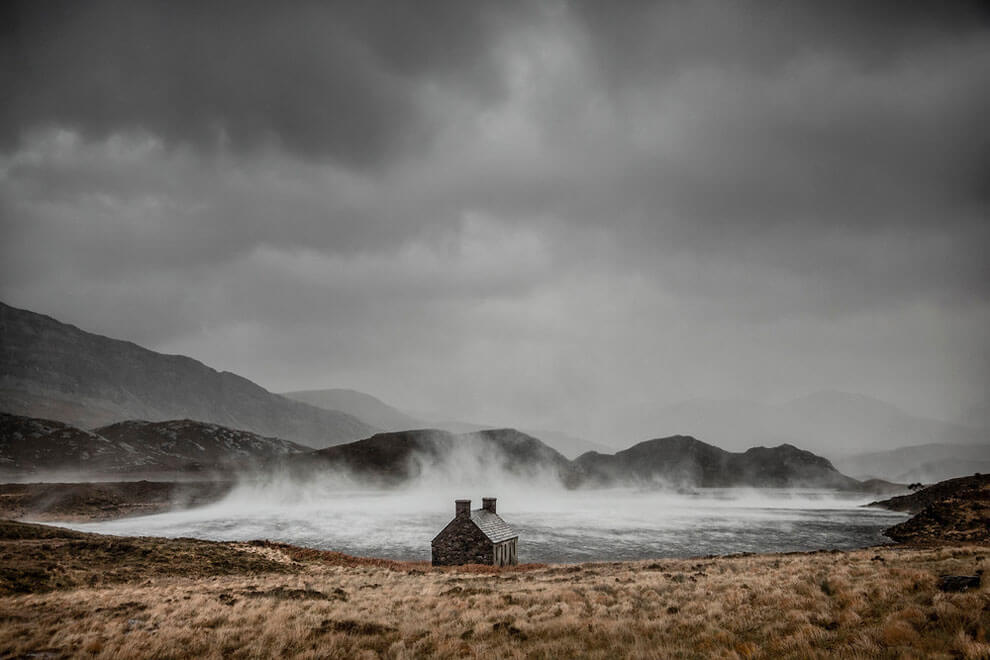 Укрыться от шторма, снимок сделан в Лок Стахе, Сазерленд, Шотландия, выиграл награду «Классическая фотография». (Фото Dougie Cunningham PA Wire)